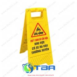 Bảng cảnh báo nhựa CHÚ Ý KHU VỰC XE RA VÀO